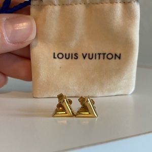 Louis Vuitton V studs